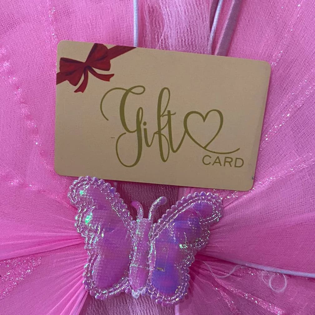 Gift card de regalo Datipi Kids sobre tul rosado con una mariposa