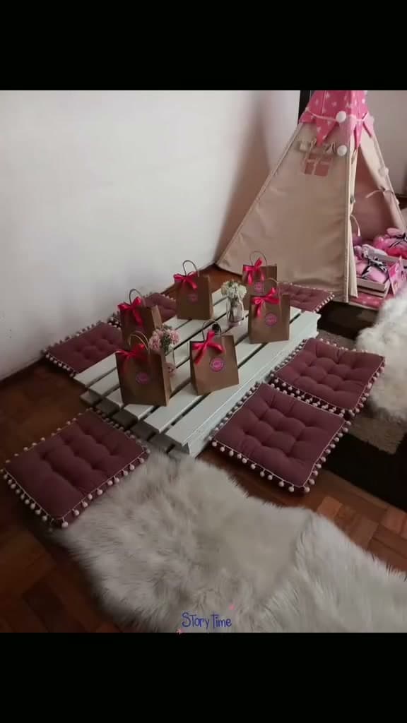 Reel de spa pijamada: carpas tipi con luces, lista de lo que incluye la carpa y niñas con batas y cintillos rosados en la mesa de spa