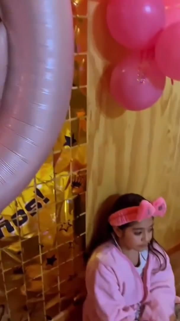 Globo gigante número 9 color rosa metalizado junto a globos rosados